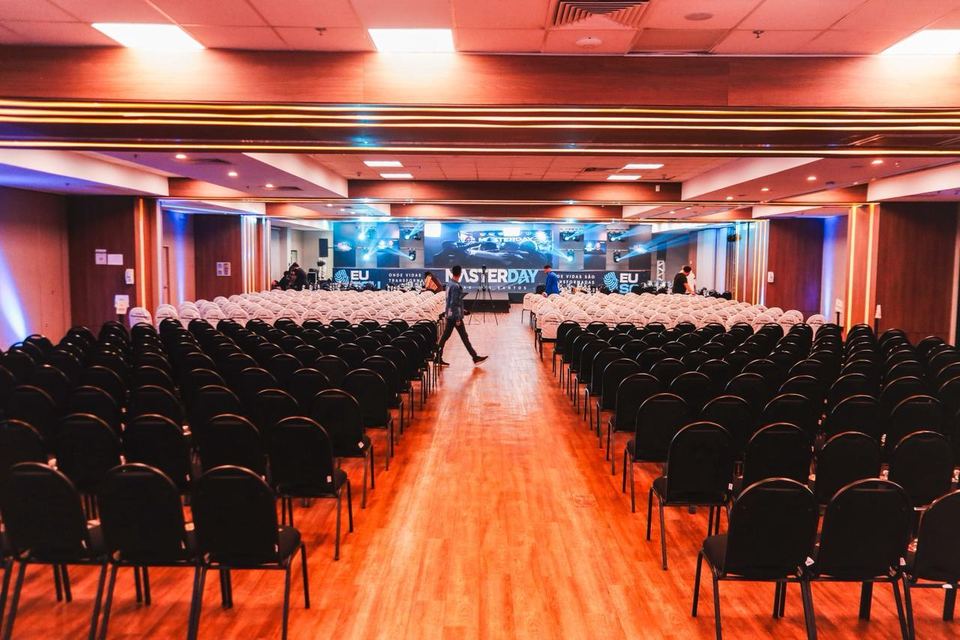 Audit&oacute;rio preparado antes do in&iacute;cio de uma edi&ccedil;&atilde;o anterior do MasterDay